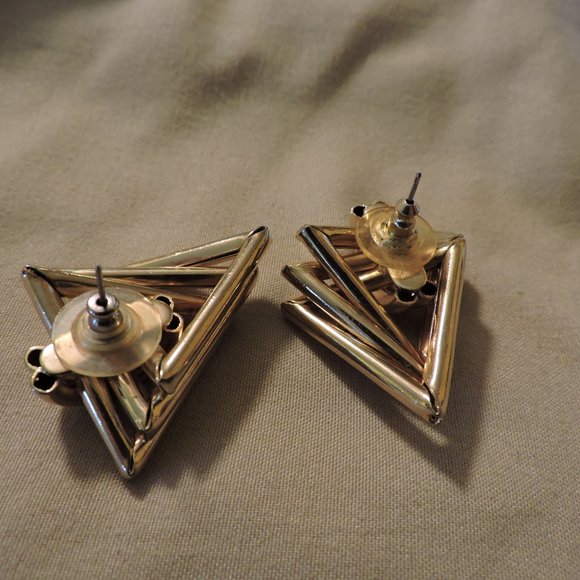 1 pair of geometric shape gold metal earrings - Picture 2 of 5